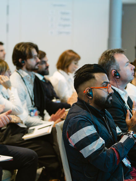 Zuhörer Kongressprogramm mit Dolmetscherheadsets