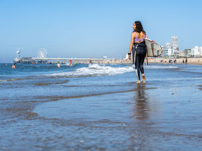 Waar doet ze het van? Ninarosa woont aan het strand, surft op werkdagen en bouwt aan haar eigen bedrijf
