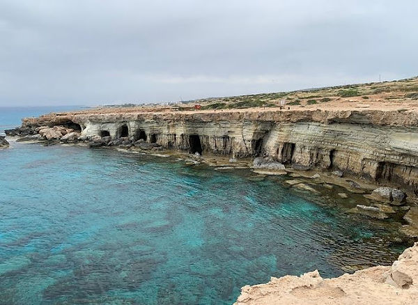 מערות הים (Sea Caves) בפייה (Peyia) נוצרו במשך מיליוני שנים על ידי גלי הים, שחרצו את המצוקים ויצרו מבנים טבעיים ייחודיים. המקום מושך אליו מטיילים, צלמים וחובבי טבע בזכות הנופים הפראיים והדרמטיים. מערות הים ממוקמות בקרבת הכפר פייה, במרחק של כ-15 דקות נסיעה מצפון לחוף קורל ביי (Coral Bay) וממרכז פאפוס. ניתן לראות צוקים מרהיבים שמשקיפים על המים הצלולים של הים התיכון ומערות שניתן לראות מהחוף או מלמעלה, עם מבנים סלעיים שנראים כמו פסלים טבעיים.