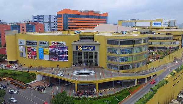 Inorbit Mall Cyberabad הוא מרכז קניות יוקרתי ומודרני הנמצא בעיר היידראבאד, בתת-אזור ה-Cyberabad, שהוא חלק מהמרכז העסקי וההייטק של העיר. בקניון יש מגוון רחב של חנויות, בהן ניתן למצוא מותגים בינלאומיים כמו H&M, Levi's, Nike, Adidas ו-Puma, לצד מותגים הודיים מקומיים. בנוסף, ישנן חנויות המציעות תכשיטים, מוצרי אלקטרוניקה, רהיטים, ספרים ועוד. אתר: Inorbit Mall