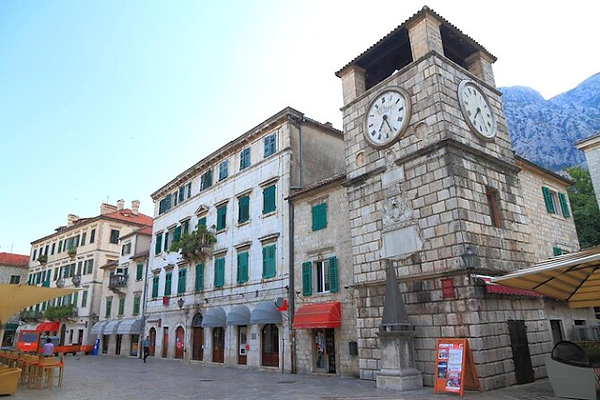העיר העתיקה של קוטור (Kotor Old Town) היא אחת האטרקציות הפופולריות ביותר במונטנגרו, הממוקמת לחופי מפרץ קוטור המרהיב. מדובר בעיר מימי הביניים שמורה היטב, שהוכרה כאתר מורשת עולמית של אונסק"ו בזכות ההיסטוריה המרתקת, הארכיטקטורה הוונציאנית הייחודית והנופים עוצרי הנשימה. העיר העתיקה היא מבוך של רחובות מרוצפים אבן, סמטאות קסומות וכיכרות קטנות עם בתי קפה, מסעדות וחנויות מזכרות. בכל פינה תרגישו כאילו חזרתם בזמן לימי הביניים.