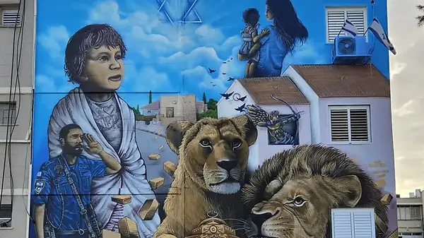 תחנת המשטרה בשדרות הפכה ב־7 באוקטובר 2023 לאחד הסמלים המזעזעים והגיבורים של אותו יום. האירועים שם נחשבים מהקרבות הקשים ביותר שהתחוללו באותו בוקר בדרום, והתחנה עצמה נהרסה כמעט כליל במהלך הלחימה. בשעות הבוקר המוקדמות של שבת, 7 באוקטובר, תקפו מחבלי חמאס את העיר שדרות מכמה כיוונים. קבוצה גדולה של מחבלים חמושים היטב הגיעה גם אל תחנת המשטרה העירונית, מבנה בן שתי קומות במרכז העיר, בסמוך לכיכר ולכביש הראשי. הם ניסו להשתלט על התחנה, שבה שהו שוטרים ממשטרת ישראל ולוחמי מג"ב. קרב עיקש התנהל במשך שעות ארוכות. השוטרים נלחמו מבפנים, חלקם נהרגו במהלך הקרב, אך הצליחו לעכב את המחבלים ולמנוע מהם להמשיך לעומק העיר. בסופו של דבר, לאחר לחימה קשה, כוח מיוחד של הימ"מ (היחידה למלחמה בטרור) הגיע למקום, והוחלט להפציץ את התחנה מבפנים באמצעות טיל כדי לחסל את כל המחבלים שהתבצרו בה.כל המחבלים נהרגו, אך המבנה נהרס לחלוטין. הקרב הזה נחשב אחד מסמלי הגבורה של כוחות הביטחון באותו יום, שכן בזכות עמידת השוטרים נמנעה פגיעה רחבה עוד יותר בתושבי שדרות. מאז אותו יום, תחנת המשטרה הישנה בשדרות נהפכה לאתר הנצחה לא רשמי ולמוקד