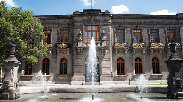 הטירה, שנמצאת על גבעה בתוך פארק צ'אפולטפק (Parque Chapultepec), מציעה לא רק נופים מרהיבים של העיר, אלא גם חוויית ביקור בסיפור היסטורי עשיר ומרתק. בניית הטירה החלה בסוף המאה ה-18, והיא שימשה כמעון קיסרי ומלכותי עבור שליטים שונים, כולל הקיסר מקסימיליאן הראשון של מקסיקו במאה ה-19. כיום הטירה משמשת כמוזיאון ההיסטוריה הלאומית של מקסיקו ומוקד משיכה לתיירים ולקהל המקומי. הטירה ממוקמת על גבעה בגובה של כ-2,325 מטר מעל פני הים, ומספקת נופים פנורמיים של העיר. אתם מוזמנים לבקר במוזיאון ההיסטוריה הלאומית, המוזיאון מציג תערוכות על ההיסטוריה המקסיקנית, החל מהתקופה הקדם-קולוניאלית ועד לתקופה המודרנית. תוכלו לראות תצוגות של כלי נשק, דגלים, ציורים ופסלים הקשורים לאירועים חשובים בתולדות מקסיקו.