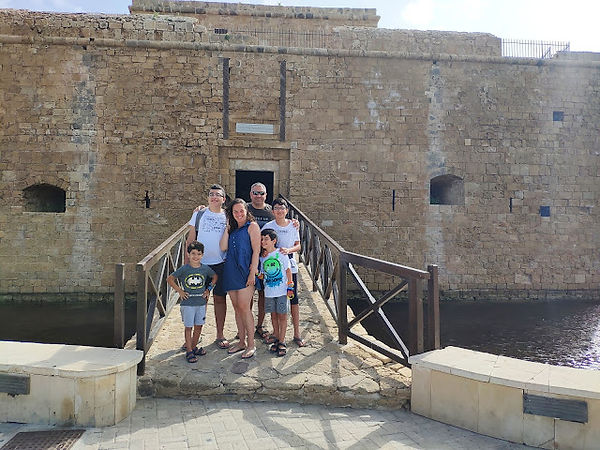טירת פאפוס (Paphos Castle) היא אחד מסמלי העיר פאפוס וממוקמת בנמל. הטירה, ששימשה בעבר כמעוז הגנה וכבית כלא.   במקור, הטירה הוקמה במאה ה-13 על ידי הביזנטים כמבצר להגנה על הנמל מפני פולשים. הטירה נהרסה על ידי הוונציאנים ב-1570, אך שוקמה מחדש על ידי העות'מאנים, שהוסיפו לה את המבנה המרכזי כפי שהוא נראה כיום.   שימו 💛: הטירה בנויה מאבנים גדולות לדעתי אפשר להתרשם מהמבצר מבחוץ, הכניסה אליו והעלייה לגג הטירה לדעתי מיותרת.  הגעה: קו 615, תחנה מספר 2 (תחנה סופית)