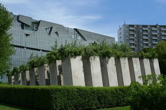 המוזיאון היהודי של ברלין (Judisches Museum Berlin) מציע תובנות עמוקות על ההיסטוריה, התרבות והחיים היהודיים בגרמניה לאורך השנים. המוזיאון נחשב לאחד מהמוזיאונים היהודיים הגדולים והחשובים בעולם, והוא מספק מבט מקיף על תרבות היהודים בגרמניה, על ההתפתחויות החברתיות והפוליטיות, ובמיוחד על ההיסטוריה הכואבת של השואה. המוזיאון הוקם בשנת 1933 על ידי הקהילה היהודית בברלין, אך לאחר עליית הנאצים לשלטון המוזיאון נסגר ונשכח. רק בשנות ה-80 של המאה ה-20, עם תחילת השיח על מורשת השואה וההיסטוריה היהודית בגרמניה, הוקם מחדש המוזיאון בברלין, ושוב החל בתהליך של תיעוד ושימור המורשת היהודית במדינה. הבנייה החדשה של המוזיאון, שנפתחה בשנת 2001, תוכננה על ידי האדריכל השווייצרי דניאל ליבסקינד. עיצובו המיוחד של המוזיאון, המשלב אלמנטים גיאומטריים חד-משמעיים, משדר את תחושת הכאב וההיסטוריה הקשה של העם היהודי, והוא נחשב לאחד המבנים המרגשים ביותר בברלין. מיליוני מבקרים עברו את המסלול המזוגזג, מרגש, מדכא ומעורר מחשבה של המוזיאון החשוב הזה. דניאל ליבסקינד, האדריכל, תכנן את המוזיאון כקו ארוך ושבור, המסמל את קו החיים