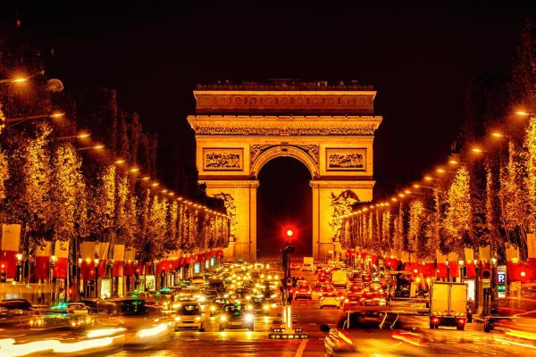 שאנז-אליזה (Champs-Élysées) הוא אחד מהרחובות המפורסמים ביותר בעולם, והוא נחשב לסמל של פריז ושל התרבות הצרפתית. השדרה נמתחת לאורך של כ-2 קילומטרים, ומחברת בין כיכר הקונקורד (Place de la Concorde) בכניסתה המזרחית לבין קשת הניצחון (Arc de Triomphe) בצדה המערבי. זו אחת מהשדרות היפות והמשמעותיות ביותר בפריז, וממוקמת בלב העיר, מה שהופך אותה לאטרקציה מרכזית עבור תיירים ומקומיים כאחד. השדרה נבנתה במאה ה-17 על ידי לואי ה-14, המלך הצרפתי, אך העיצוב הנוכחי שלה הושלם במהלך המאה ה-18 על ידי האדריכל דוד-פרנסואה דה-לה-הרמונד. מאז, השדרה הפכה לסמל של פאר ומותרות, ונשארה מקום מרכזי בתרבות הצרפתית. השדרה שימשה למטרות רבות לאורך ההיסטוריה, כולל כזירה לתהלוכות לאומיות, מצעדים צבאיים וחגיגות, והיא עדיין מקום חשוב בו נערכים אירועים מרכזיים כמו יום העצמאות הצרפתי ב-14 ביולי. ה-שאנז-אליזה הוא גם מוקד של חנויות יוקרה ומותגי אופנה בינלאומיים. לאורכה של השדרה תמצאו חנויות של מותגים כמו שאנל, לואי ויטון, דיור, ועוד. יש בה גם חנויות פחות יקרות, בתי קפה ומסעדות שמתאימים לטעמים שונים.