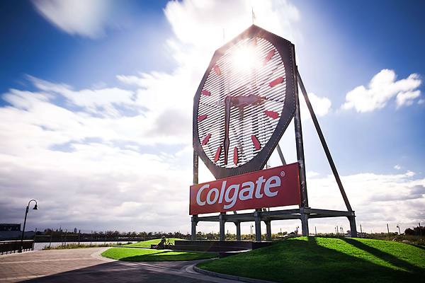 שעון קולגייט (Colgate Clock) בניו ג'רזי הוא אחד משעוני השמש הגדולים בעולם, והוא ממוקם בג'רזי סיטי, על גדות נהר ההדסון, מול מנהטן.    קוטרו כ-15 מטרים (50 רגל) והוא נבנה בשנת 1924 על ידי חברת Colgate-Palmolive לציון 100 שנים להיווסדה. מחוגי השעון מוארים בלילה וניתן לראותו גם מהצד הניו-יורקי של הנהר.  השעון הוא אחד מסמליה של ג'רזי סיטי ומשמש תזכורת להיסטוריה התעשייתית של האזור.