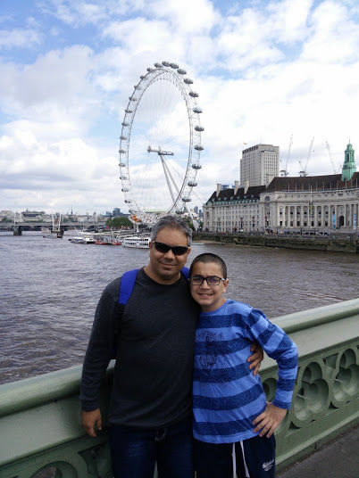 הגלגל הענק "העין של לונדון" (London Eye) הוא אחד הגלגלים הענקיים המפורסמים בעולם. הוא ממוקם על הגדה הדרומית של נהר התמזה, ומציע תצפית עוצרת נשימה על העיר. מידע מרכזי על העין של לונדון: תיאור כללי: "העין של לונדון" הוא גלגל ענק שנחנך בשנת 2000 לכבוד חגיגות המילניום. הוא מתנשא לגובה של 135 מטרים, מה שהפך אותו בזמנו לגלגל הענק הגבוה בעולם (כיום הוא בין הגבוהים בעולם). הגלגל מספק חוויית צפייה פנורמית של 360 מעלות על לונדון, עם נוף המשתרע עד למרחק של כ-40 קילומטרים ביום בהיר. מבנה ותאים: הגלגל כולל 32 תאים סגורים וממוזגים, כל אחד מהם מסמל מחוז בלונדון. כל תא יכול להכיל עד 25 אנשים, והם מתוכננים כך שהנוסעים יכולים לנוע בתוך התא וליהנות מהנוף. משך החוויה: סיבוב אחד מלא בגלגל נמשך כ-30 דקות. המהירות האיטית מאפשרת לנוסעים לעלות ולרדת בצורה נוחה, אפילו כשהגלגל ממשיך להסתובב. ה גלגל תוכנן על ידי בני הזוג האדריכלים דייוויד מרקס וג'וליה בארפילד. במקור, הוא היה אמור להיות מבנה זמני למשך חמש שנים בלבד, אך בשל הפופולריות העצומה שלו הוא נשאר כאטרקציה קבועה.  שימו 💛: מחיר הכניסה אינו זול, אם אתם מתכנני
