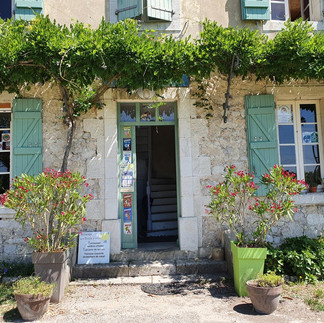 1. L'option Art Thérapie avec l'improvisation culinaire (Cuisine Thérapie©) ou les Arts plastiques. 2. L'option ateliers thématiques autour des aliments, pensés comme des temps de partage, d’apprentissage et de dégustation.