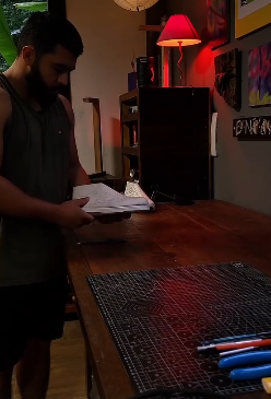 Aluno TDZ Waimer no seu atelie começando a fazer um tênis artesanal