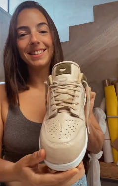 Aluna TDZ Raquel com seu Tênis feito por ela