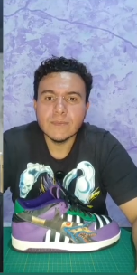 Aluno TDZ Dan com seu tênis artesanal do desafio Halloween 2025