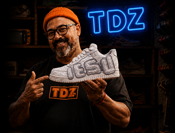 IESU COM TENIS ARTESANAL BRANCO TDZ.png