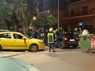 Τροχαίο στο Παλαιό Φάληρο με δύο τραυματίες – Σύγκρουση ΙΧ με ταξί (VIDEO)