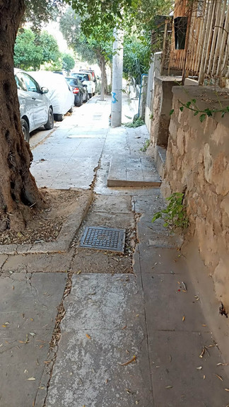Περπατώντας στη Νέα Σμύρνη: όταν τα πεζοδρόμια γίνονται εμπόδιο
