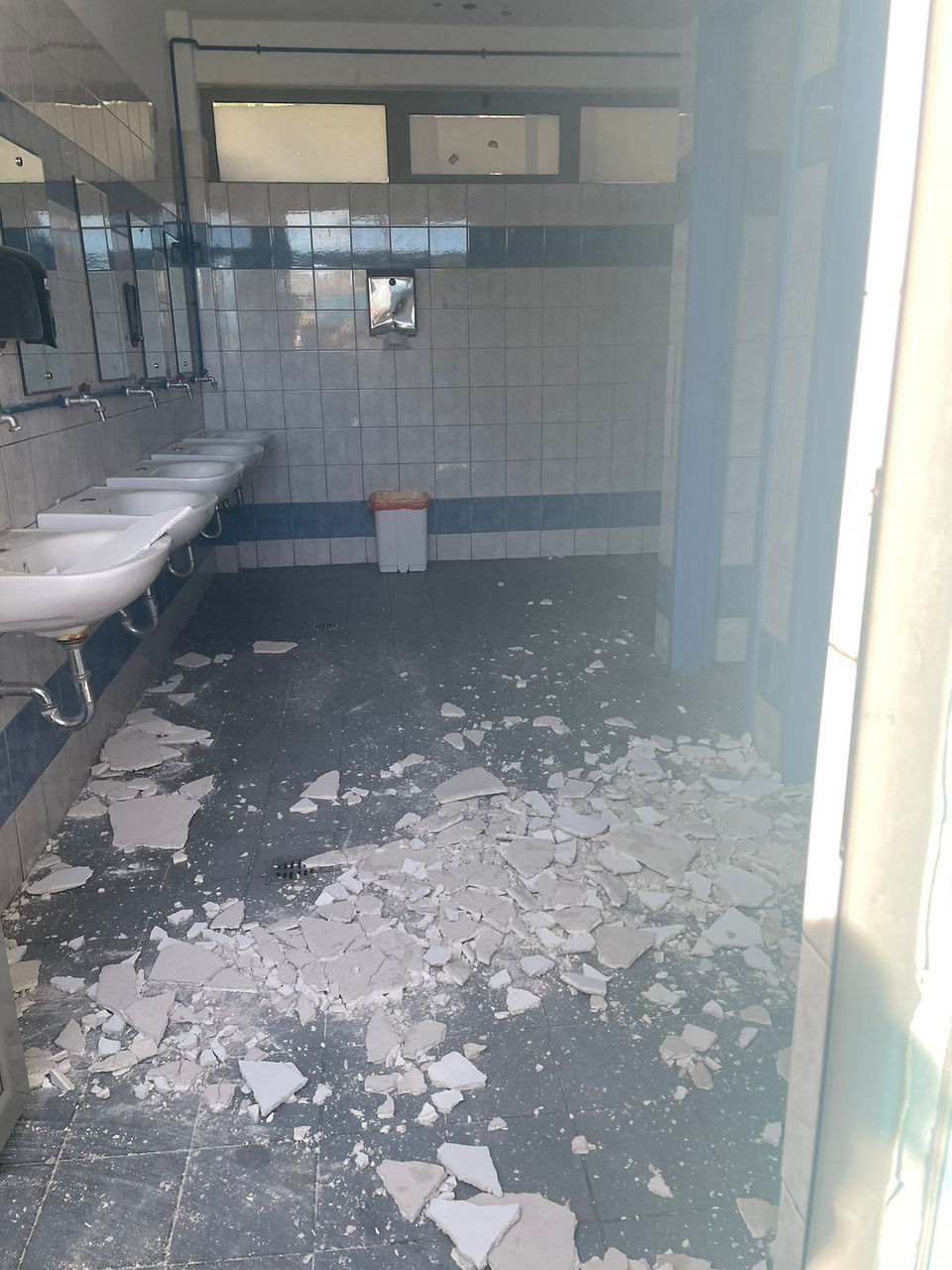 Καταγγελίες πολιτών για επικίνδυνες υποδομές στο Παλαιό Φάληρο – Από πεζοδρόμια «παγίδες» μέχρι πτώση ταβανιού σε σχολείο