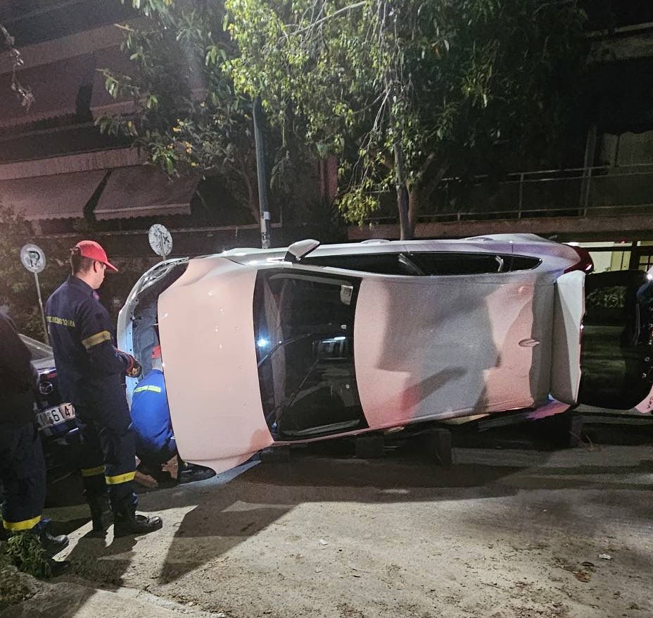 Τροχαίο στη Νέα Σμύρνη: Ανατροπή ΙΧ τα ξημερώματα στη Βυζαντίου