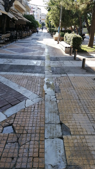 Περπατώντας στη Νέα Σμύρνη: όταν τα πεζοδρόμια γίνονται εμπόδιο