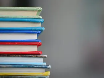Ανοιχτές οι αιτήσεις της ΔΥΠΑ για τις επιταγές αγοράς βιβλίων 2026