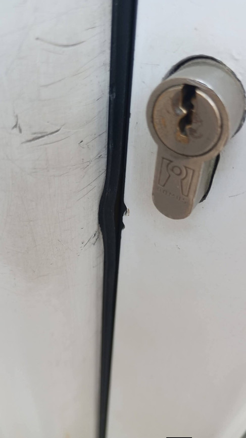 Ανησυχία στο Παλαιό Φάληρο μετά από αναφορές κατοίκων για ύποπτα σημάδια σε κατοικίες