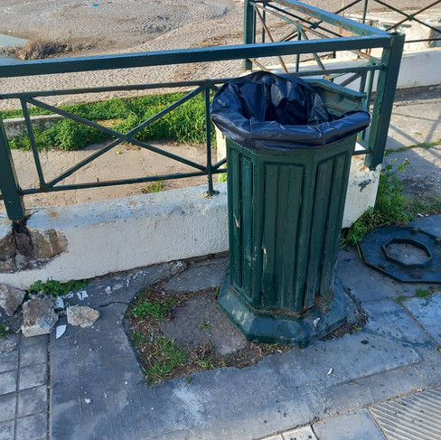 Σπασμένα πεζοδρόμια στην παραλιακή Παλαιού Φαλήρου – Έντονες διαμαρτυρίες κατοίκων