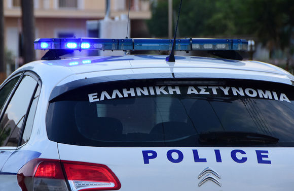 Μεθυσμένη οδηγός με κλεμμένο βαν προκάλεσε ζημιές σε τέσσερα σταθμευμένα οχήματα στο Παλαιό Φάληρο