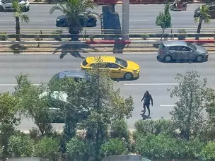 Συναγερμός στη Συγγρού: Άνδρας σε αμόκ διασχίζει κάθετα τη λεωφόρο (video)