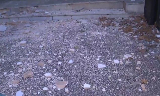 Συναγερμός στο Παλαιό Φάληρο: ζαρντινιέρες έπεσαν από μπαλκόνι σε πολυσύχναστο δρόμο