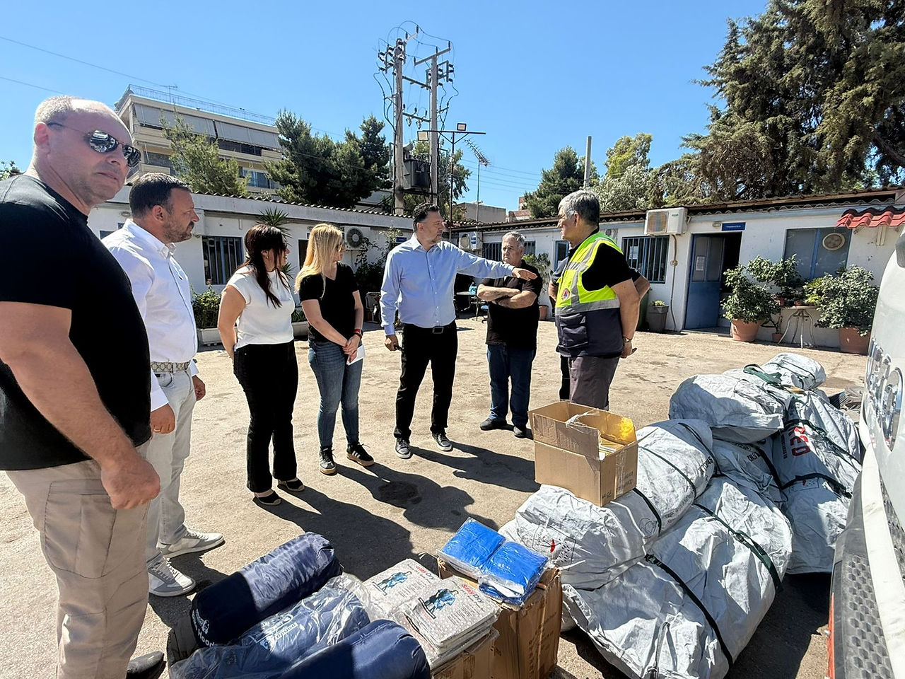 Με σκηνές, υπνόσακους και αδιάβροχα ενισχύεται η Πολιτική Προστασία του Παλαιού Φαλήρου