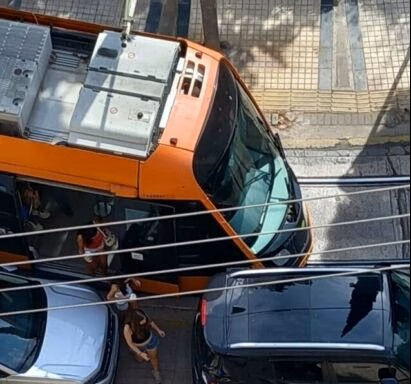 Όχημα καλεσμένων σε βάπτιση μπλόκαραν το Τραμ στο Παλαιό Φάληρο