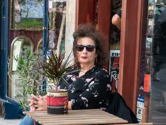Νέα Σμύρνη: Η συγγραφέας Χίλντα Παπαδημητρίου μάς ξεναγεί στα αγαπημένα της στέκια, για ποτό, καφέ, φαγητό