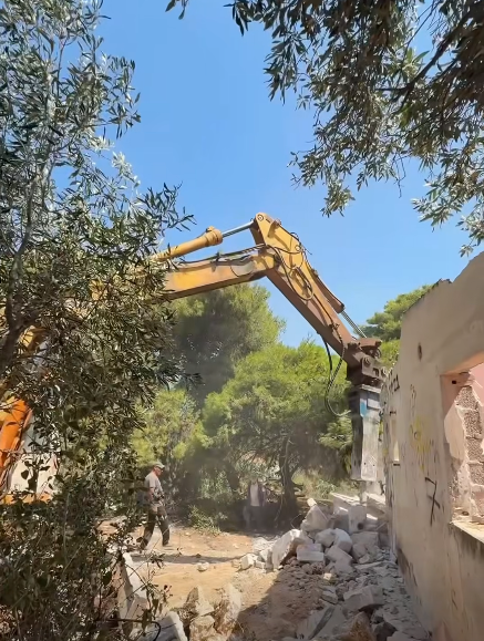 Συνεχίζονται οι κατεδαφίσεις αυθαιρέτων στο ρέμα της Πικροδάφνης στο Παλαιό Φάληρο (video)