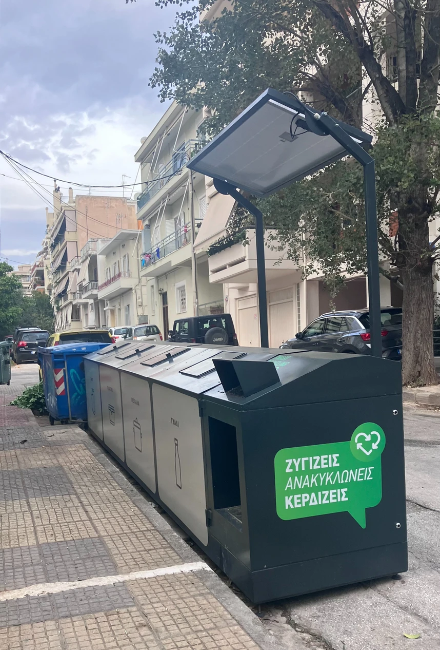 «Γωνιές ανακύκλωσης» χωρίς… ανακύκλωση στη Νέα Σμύρνη