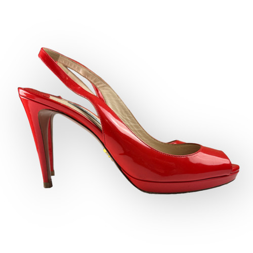 【送料&関税込】Prada Patent Leather Slingback Pumps Logo patent leather slingback pumps in black - Prada | Mytheresa