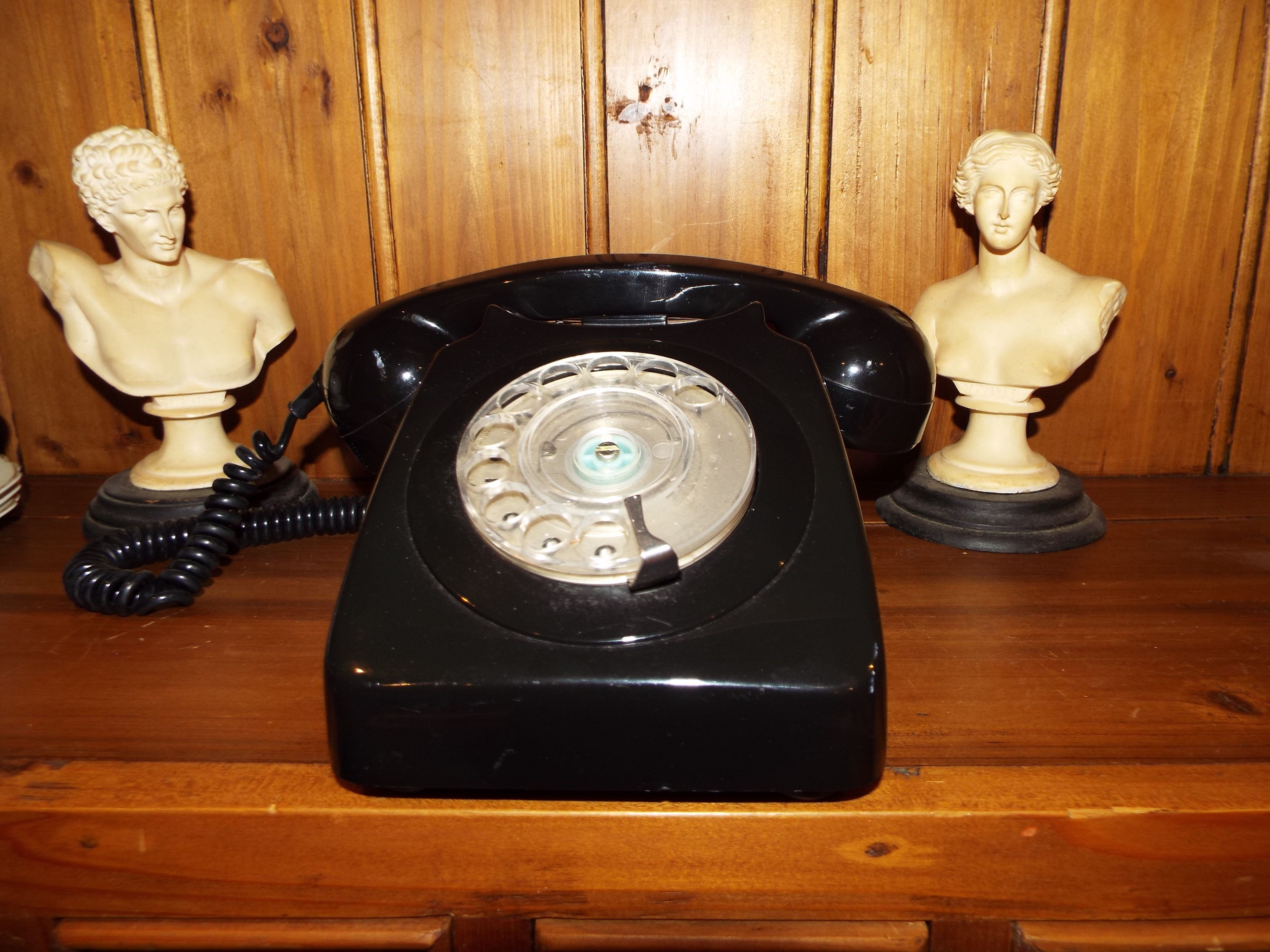 Vintage: Original Dial Phone in Black - Model 746