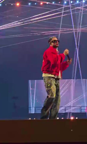 DEI V  BRILLA EN LA RESIDENCIA DE BAD BUNNY ANTES DE SUS TRES CONCIERTOS SOLD OUT EN EL CHOLISEO ESTE MES DE OCTUBRE