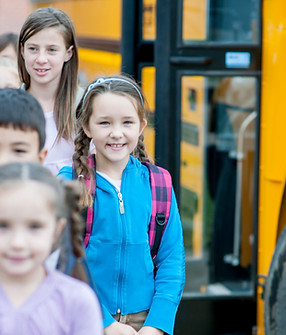 Okulu'nda gelen çocuklar