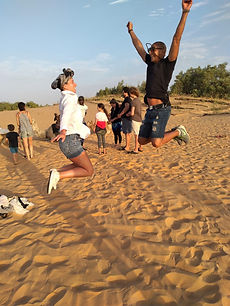 Balade à dos de dromadaire au coucher du soleil,
Diner prévu sous tente après u n moment de spectacle  djembé, tam-tam e t danse t raditionnelle, 