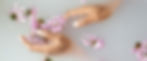 Mains dans l'eau touchant des fleurs