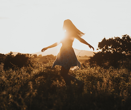 Frau Tanz in der Natur bei Sonnenuntergang - Ausdruck von Embodiment und Freiheit