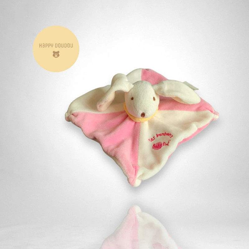 lapin carré rose et banc