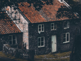 Électricité et plomberie : les risques cachés dans une vieille maison