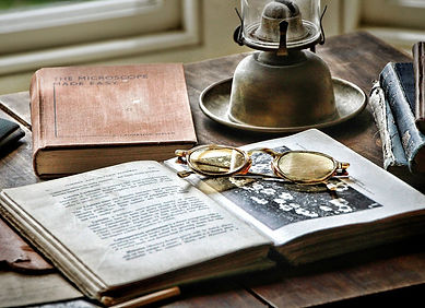 desk-3606980_1920 (1).jpg