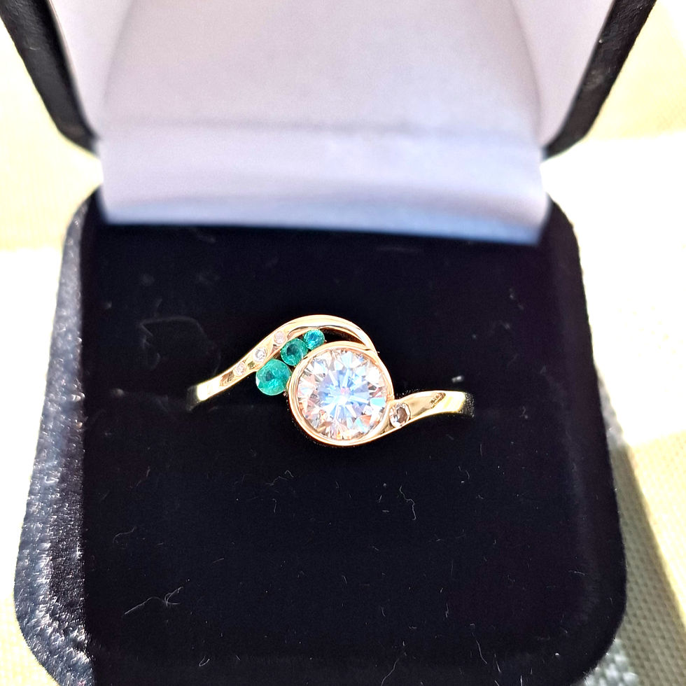 Thumbnail: Diamond and Emerald 18k Yellow Gold Ring
