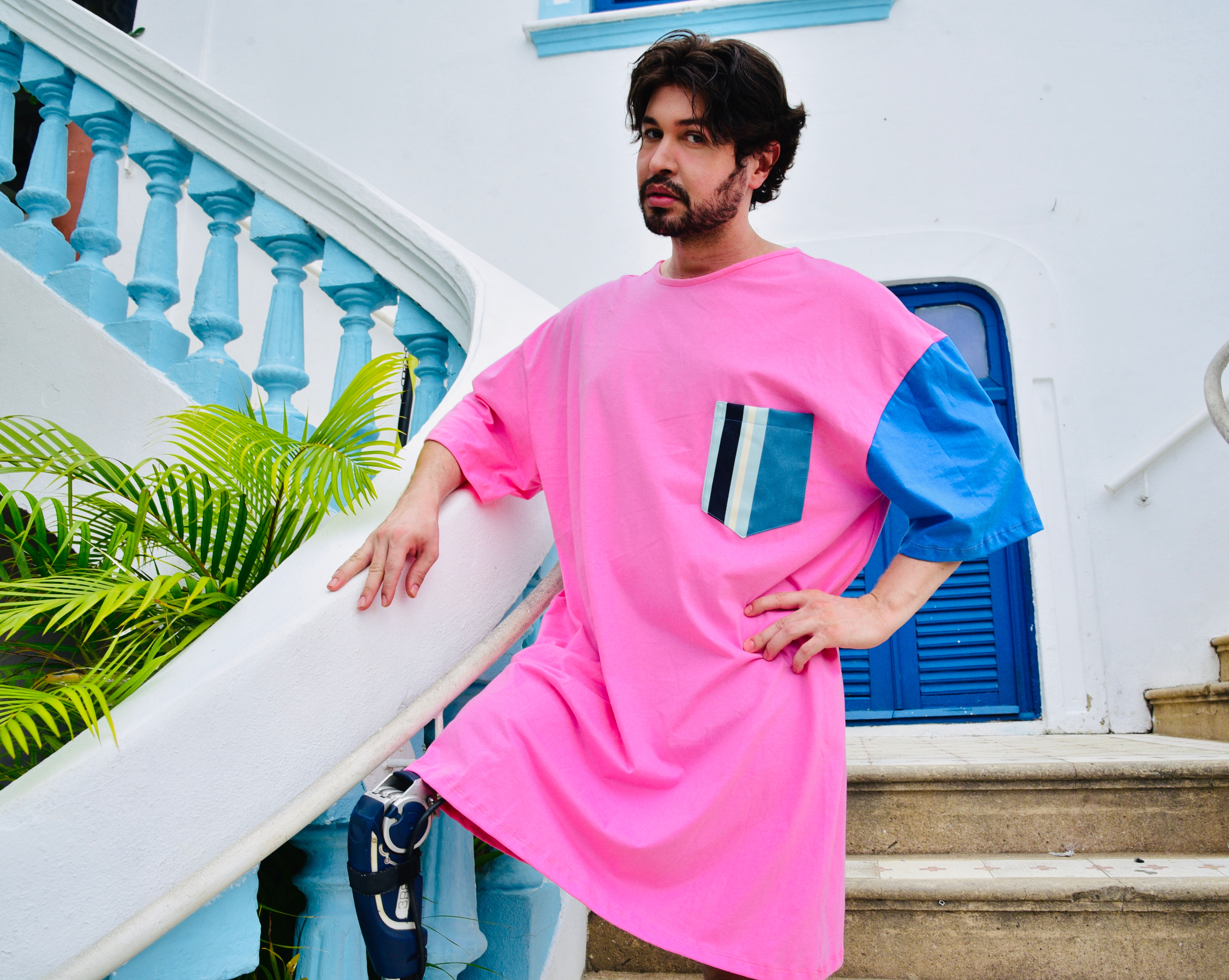 Camisetão Rosa com bolso e manga Azul