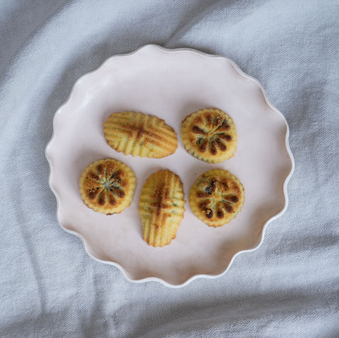 pink porcelain wave plate with small pastries