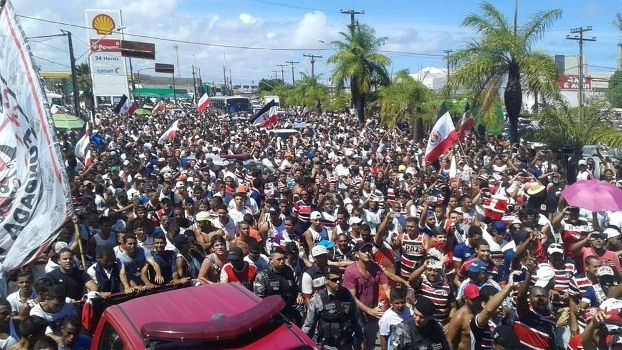 "Futebol" - Multidão invade as ruas do Recife para recepcionar Santa Cruz, de volta à elit