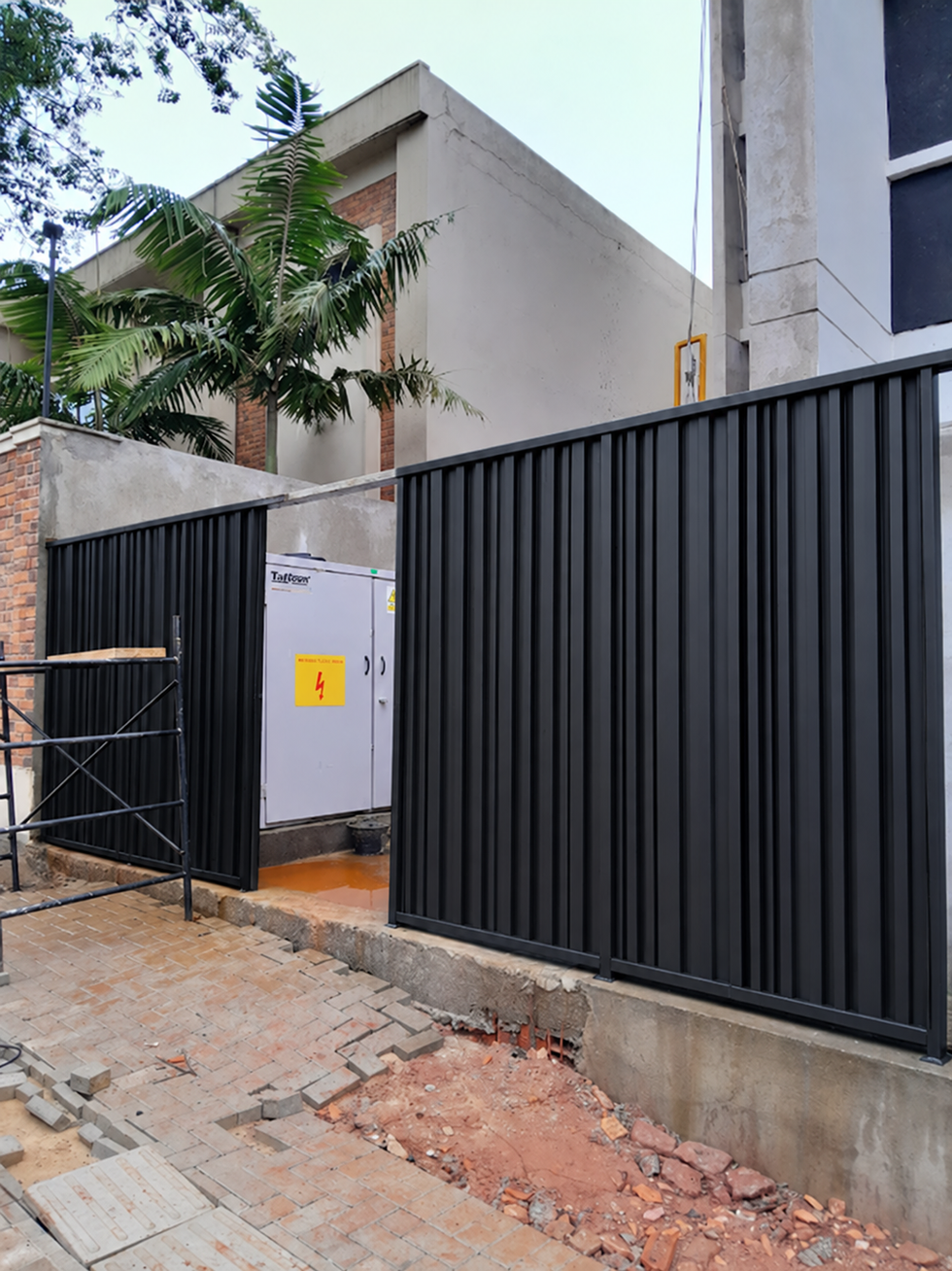 Cerramiento Negro con Gabinete Eléctrico