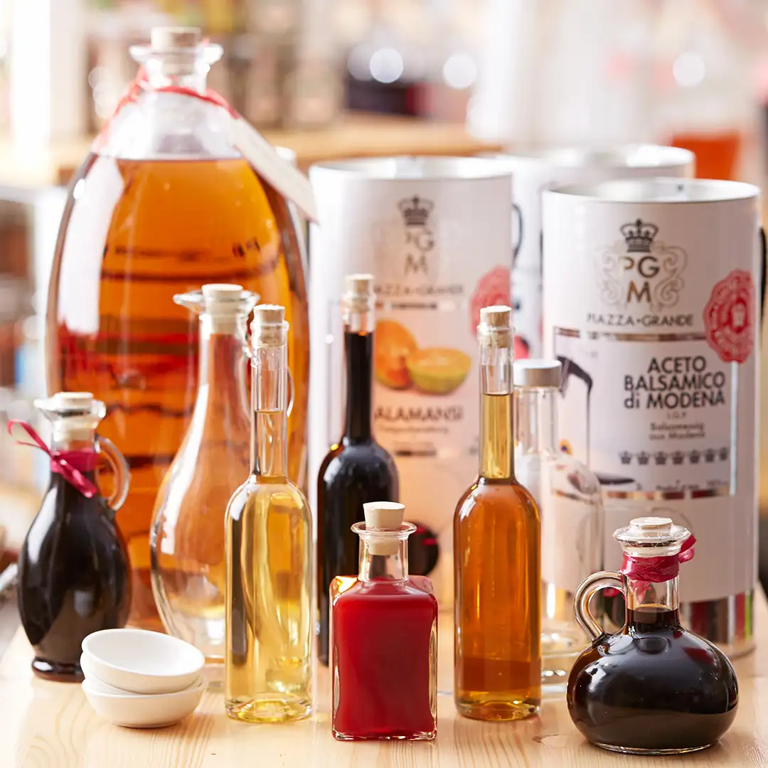©Die-Genusswelt-Lueneburg-Essigsorten-in-verschiedenen-Flaschen-Aceto-Balsamico