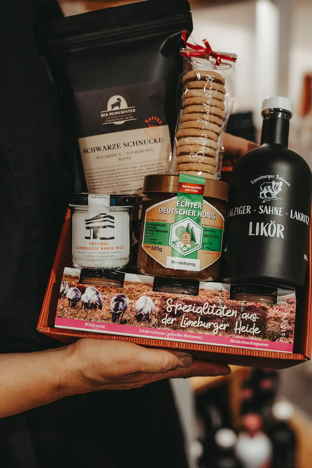 ©Die-Genusswelt-Lueneburg-Geschenk-mit-Lueneburger-Spezialiäten-Heidehonig-Heidekaffee